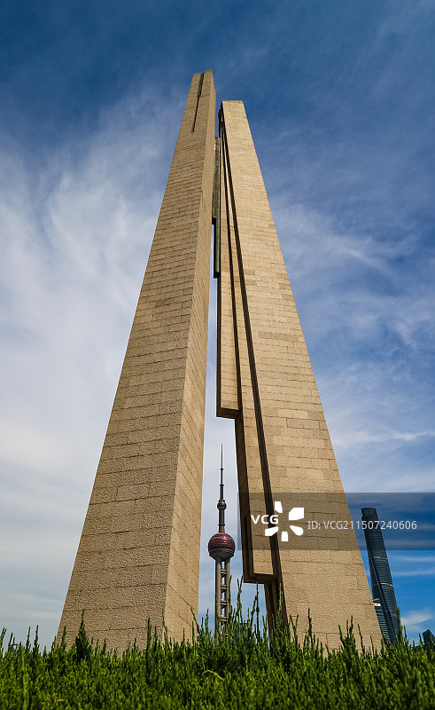 上海人民英雄纪念碑与东方明珠图片素材