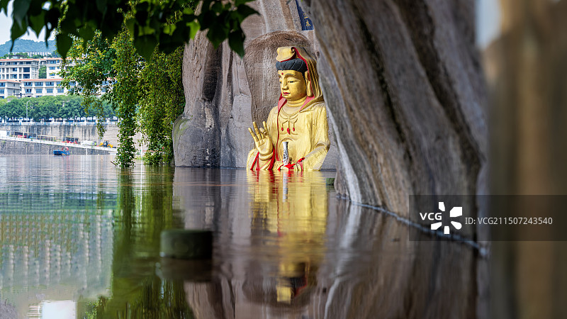 重庆洪峰下的青岩寺佛像图片素材