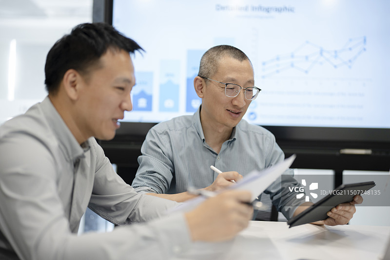 工程师在会议室研究讨论新能源技术图片素材