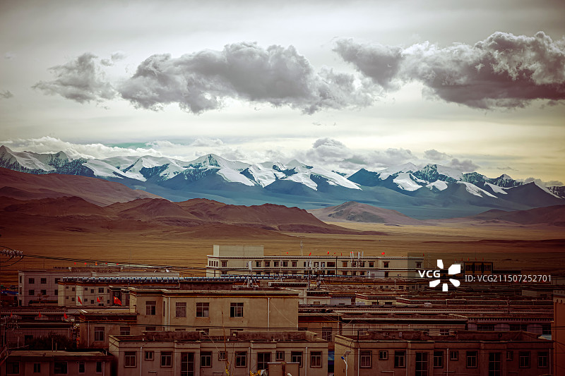 在岗巴看雪山群图片素材