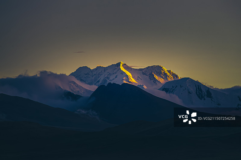 夜色中的世界第三高峰图片素材