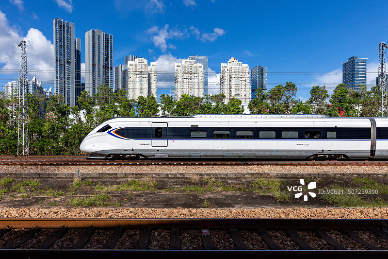 城市间铁路上高速行驶的白色城际动车图片素材
