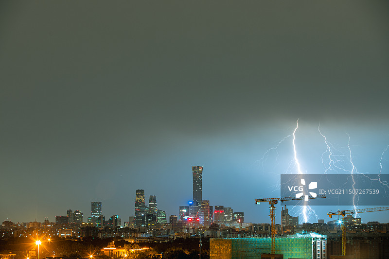 国贸天际线与雷暴图片素材