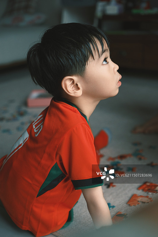 客厅里仰望的小男孩图片素材