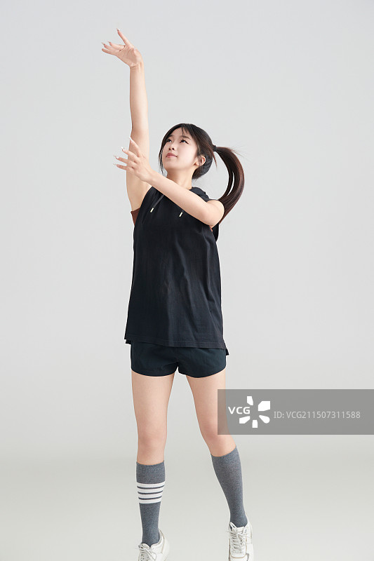 白色背景下的年轻女孩和篮球图片素材