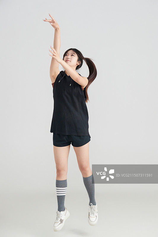 白色背景下的年轻女孩和篮球图片素材