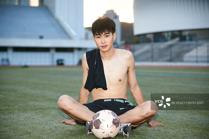 户外足球场上休息热身的运动员图片素材