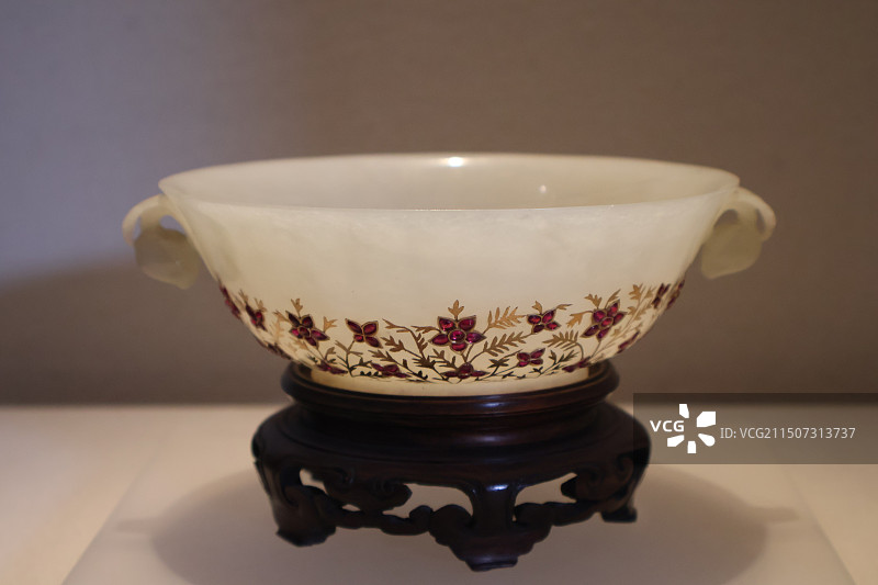 北京故宫博物院珍宝馆白玉错金嵌宝石碗图片素材