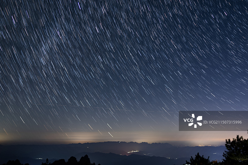 宁静的星夜 黄山 光明顶 星空 星轨图片素材