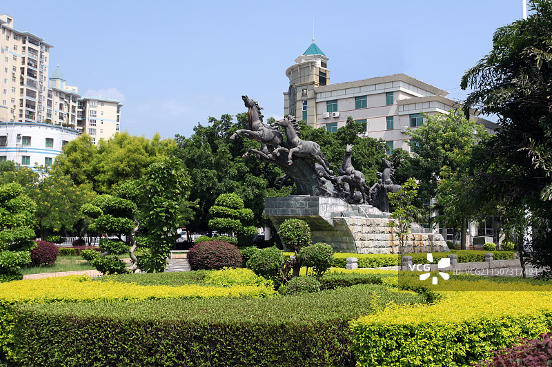 仁化县街边花园8匹飞腾的骏马图片素材