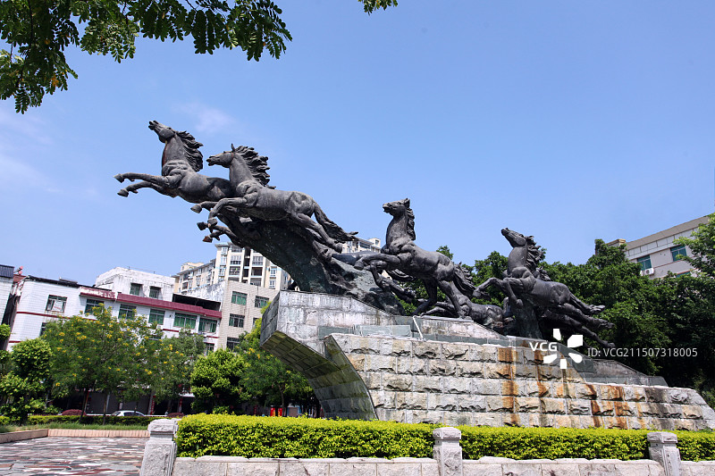 仁化县街边花园8匹飞腾的骏马图片素材