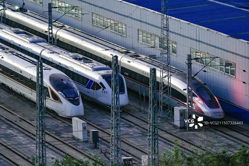 高铁站停靠的高铁列车图片素材