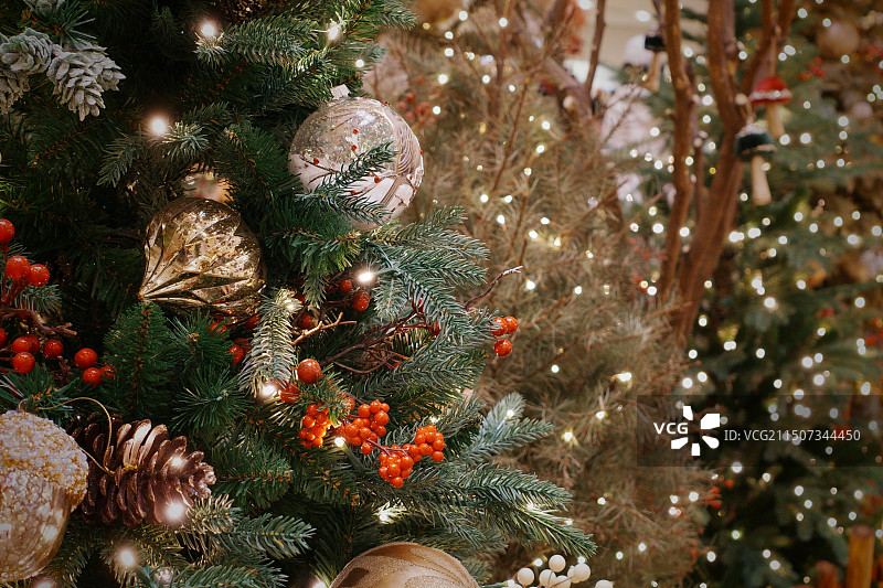 美式浪漫复古圣诞树圣诞装饰局部特写虚化发光背景图片素材