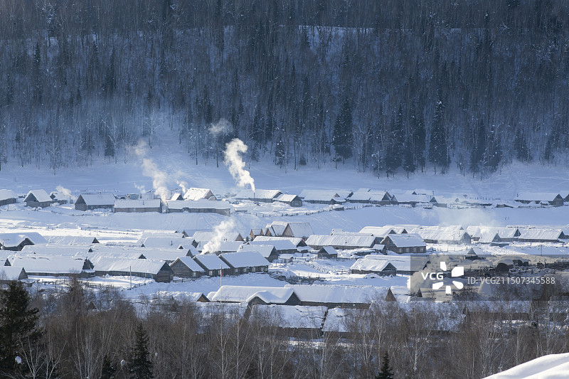 冬季新疆阿勒泰禾木村日出雪景村庄图片素材