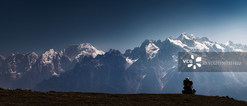 岗彭庆峰图片素材
