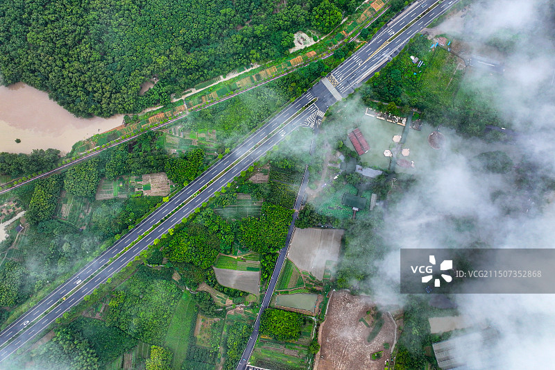 俯拍下的公路图片素材