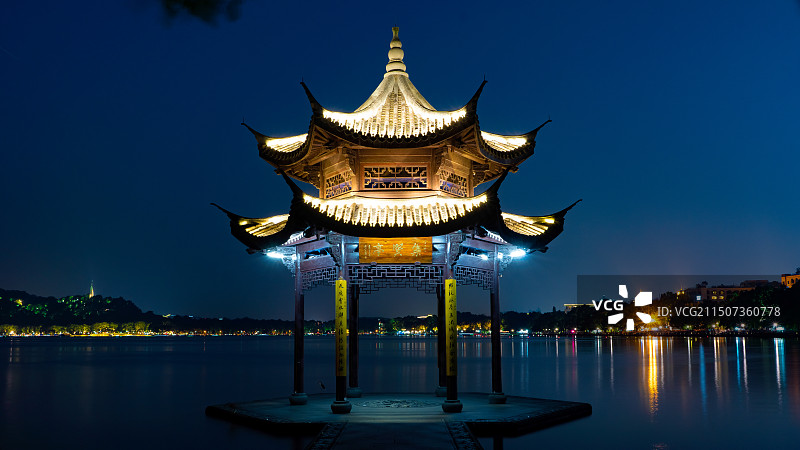 杭州西湖集贤亭夜景图片素材