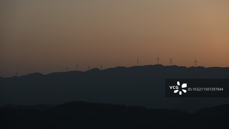 石柱三益中堆村远眺夕阳下的远山与风车图片素材