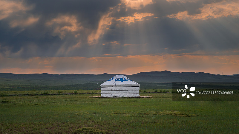 丁达尔光下的蒙古包图片素材