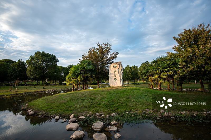 夕照中的雕字石碑图片素材