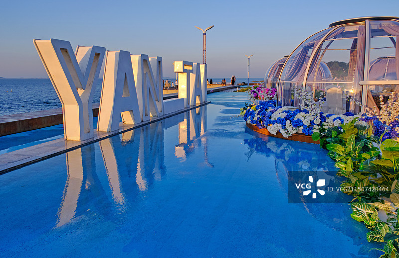 烟台旅游大世界广场玻璃房图片素材