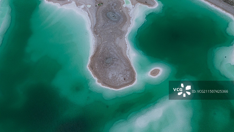 五彩斑斓的翡翠湖图片素材