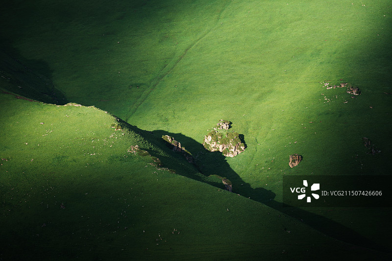 山地草原上的一缕光图片素材