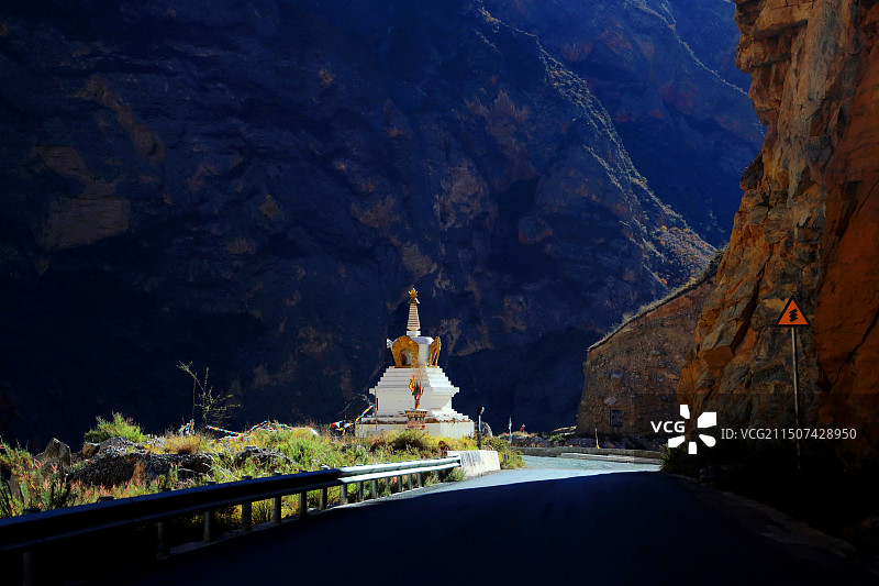 地球最美裂缝四川毛屋大峡谷图片素材