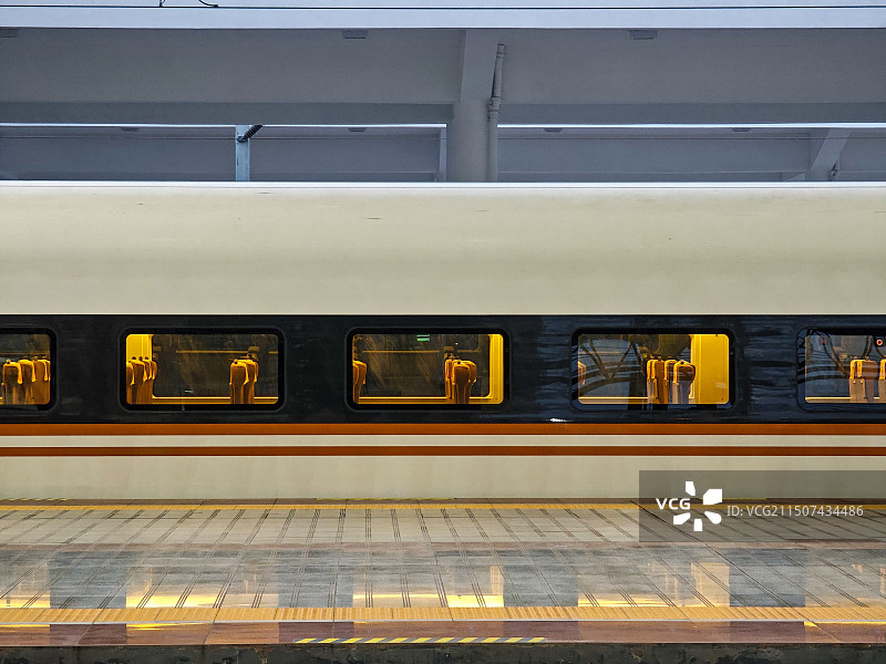 站台上的高铁车厢图片素材