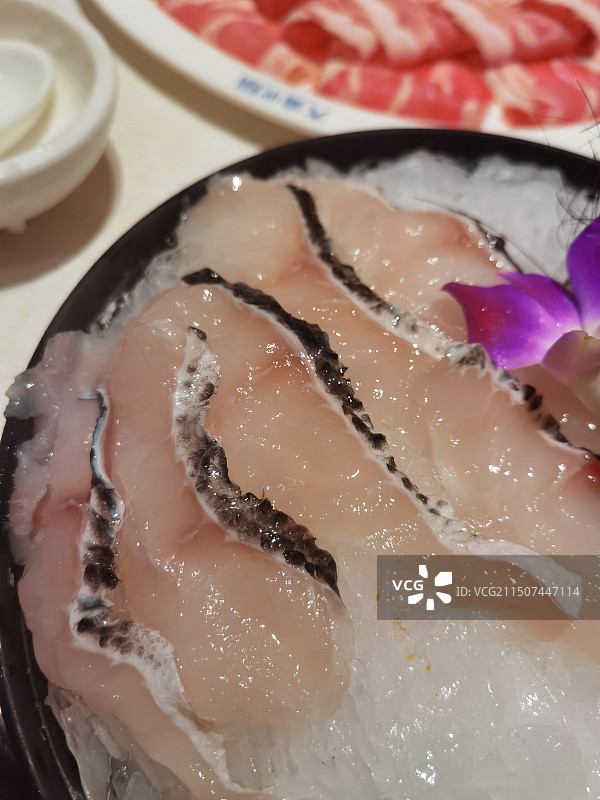 黑鱼片放在冰上图片素材