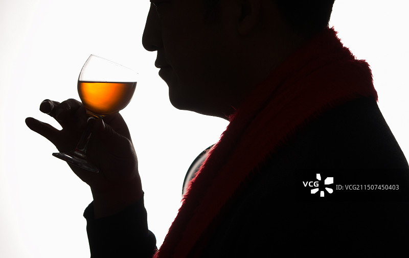 喝红酒剪影图片素材