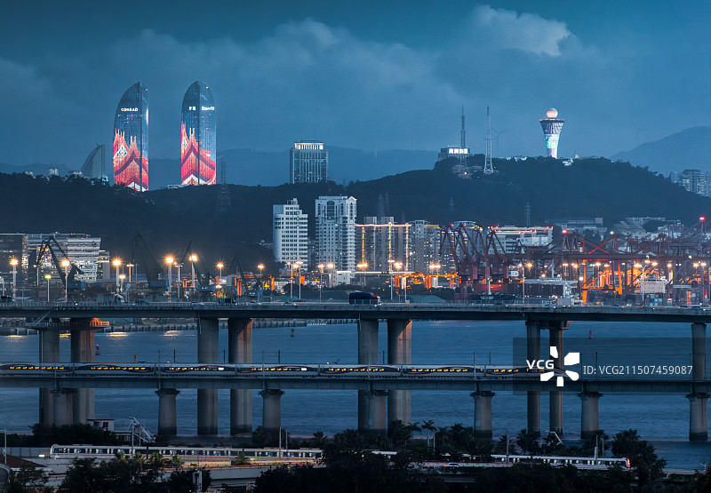 厦门双子塔与高铁地铁同框图片素材