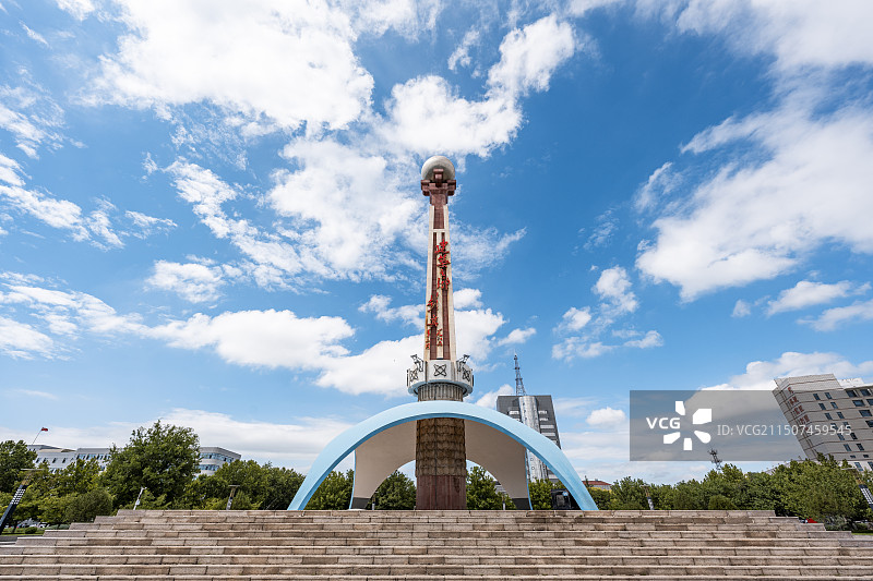 雨后天晴，桓台城标广场的蓝天白云。图片素材