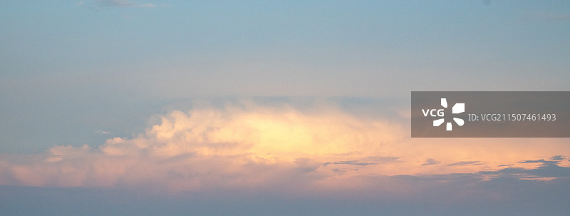 夏天傍晚一片彩色的云朵图片素材