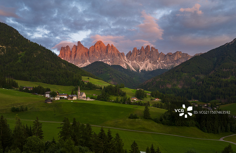 意大利多洛米蒂富内斯山谷图片素材