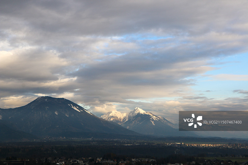日落时白雪皑皑的群山景色图片素材