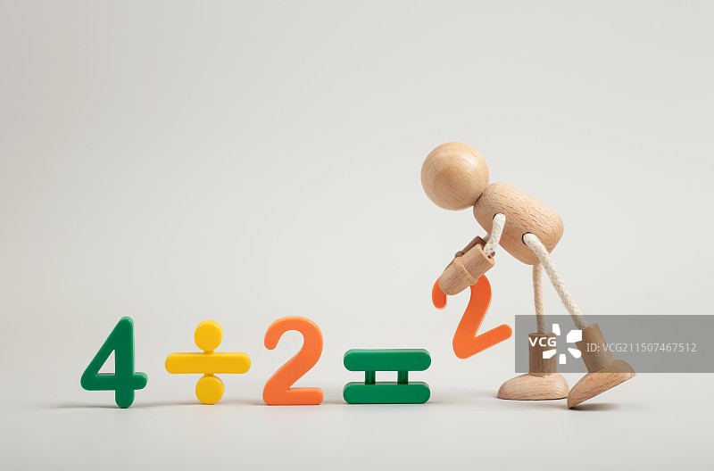 微缩创意学数学的木头人图片素材