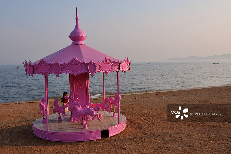 大连粉红沙滩上的旋转木马图片素材