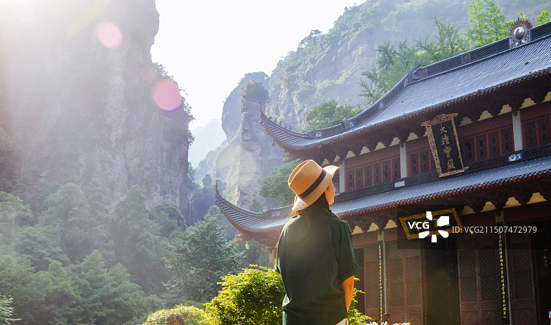 中国女性浙江乐清雁荡山灵岩景区灵岩寺游览图片素材