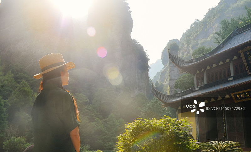 中国女性浙江乐清雁荡山灵岩景区灵岩寺游览图片素材