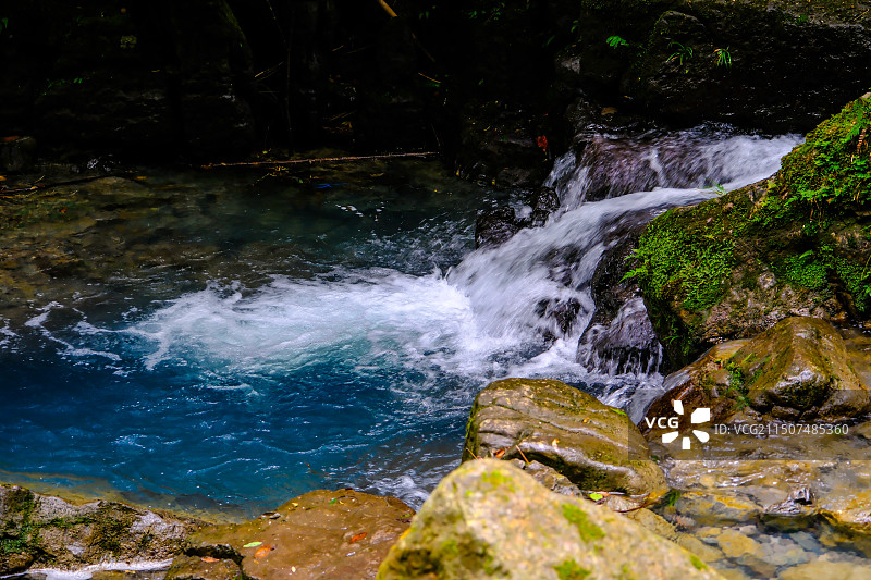 中国贵州省黔南州龙里县猴子沟蓝月谷风光，蓝色溪流，蓝色眼泪，双龙瀑布图片素材