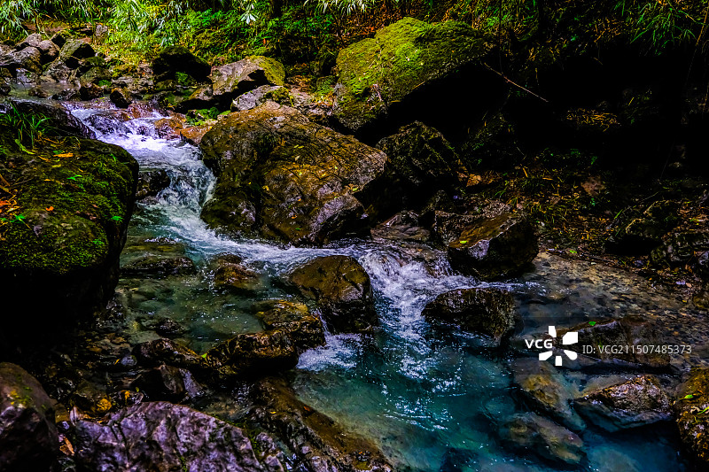 中国贵州省黔南州龙里县猴子沟蓝月谷风光，蓝色溪流，蓝色眼泪，双龙瀑布图片素材