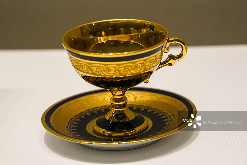 淄博市中国陶瓷琉璃博物馆陈列的法国利摩日钴蓝重鎏金杯碟图片素材