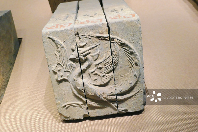 常州博物馆里的南朝凤纹砖图片素材