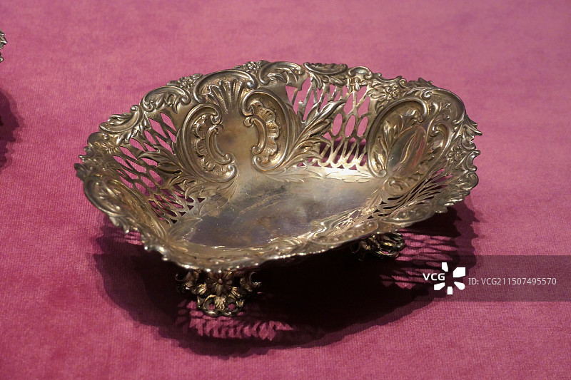 常州博物馆里的花纹精美的银盘图片素材