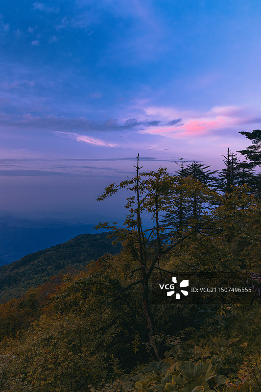 峨眉山冷暖调落日晚霞夕阳西下图片素材