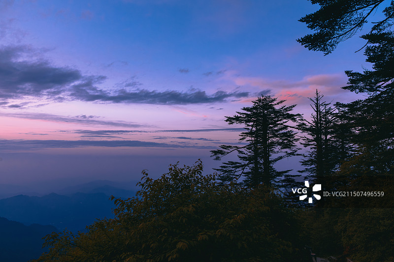 峨眉山冷暖调落日晚霞夕阳西下图片素材