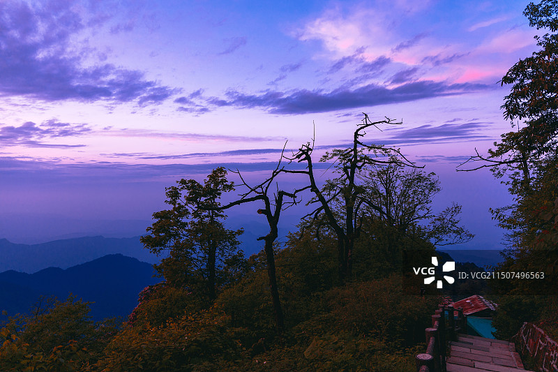 峨眉山冷暖调落日晚霞夕阳西下图片素材