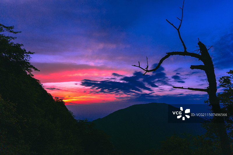 峨眉山冷暖调落日晚霞夕阳西下图片素材
