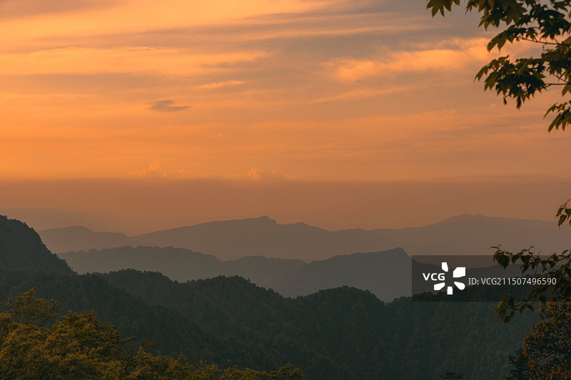 峨眉山冷暖调落日晚霞夕阳西下图片素材